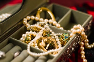 Gold jewellery mixed