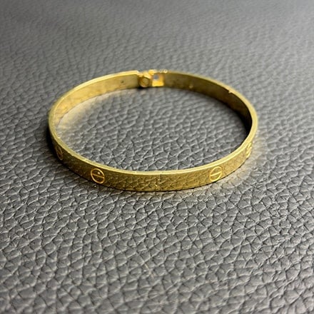9ct Gold Love Bangle